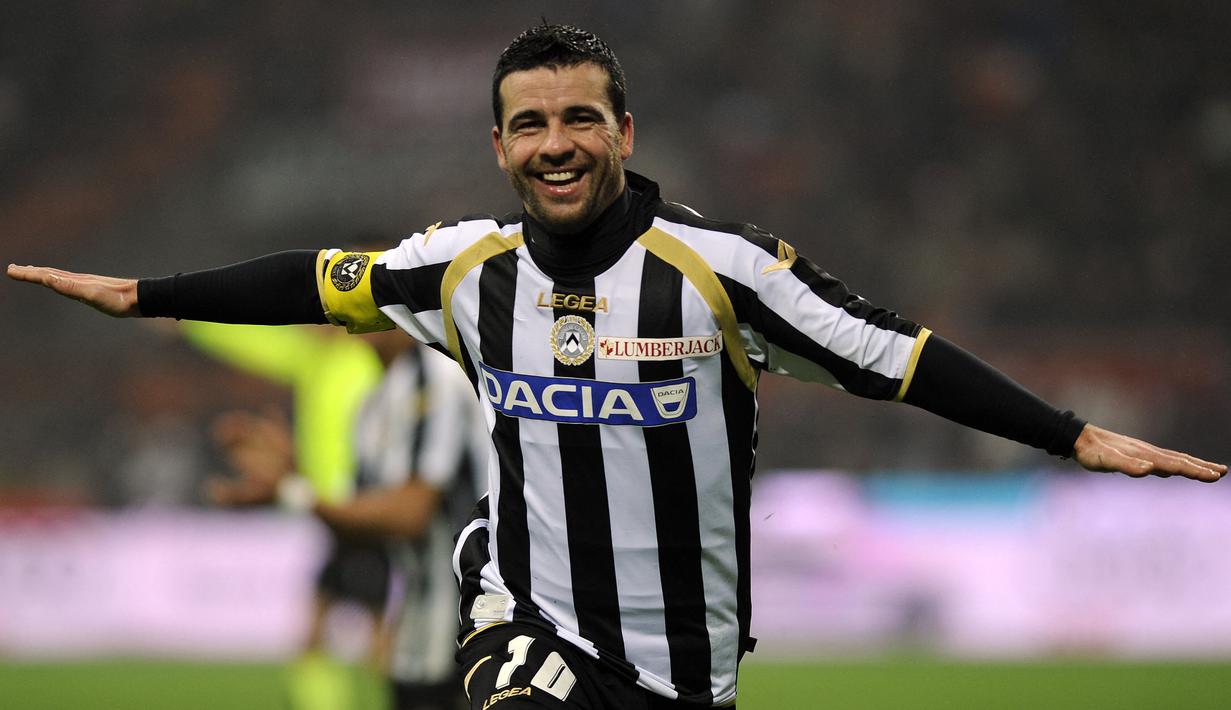 Sementara pada musim berikutnya di 2010/2011 saat usianya menginjak 34 tahun, ia kurang satu gol lagi untuk menyamai torehan gol di musim sebelumnya. (AFP/Olivier Morin)