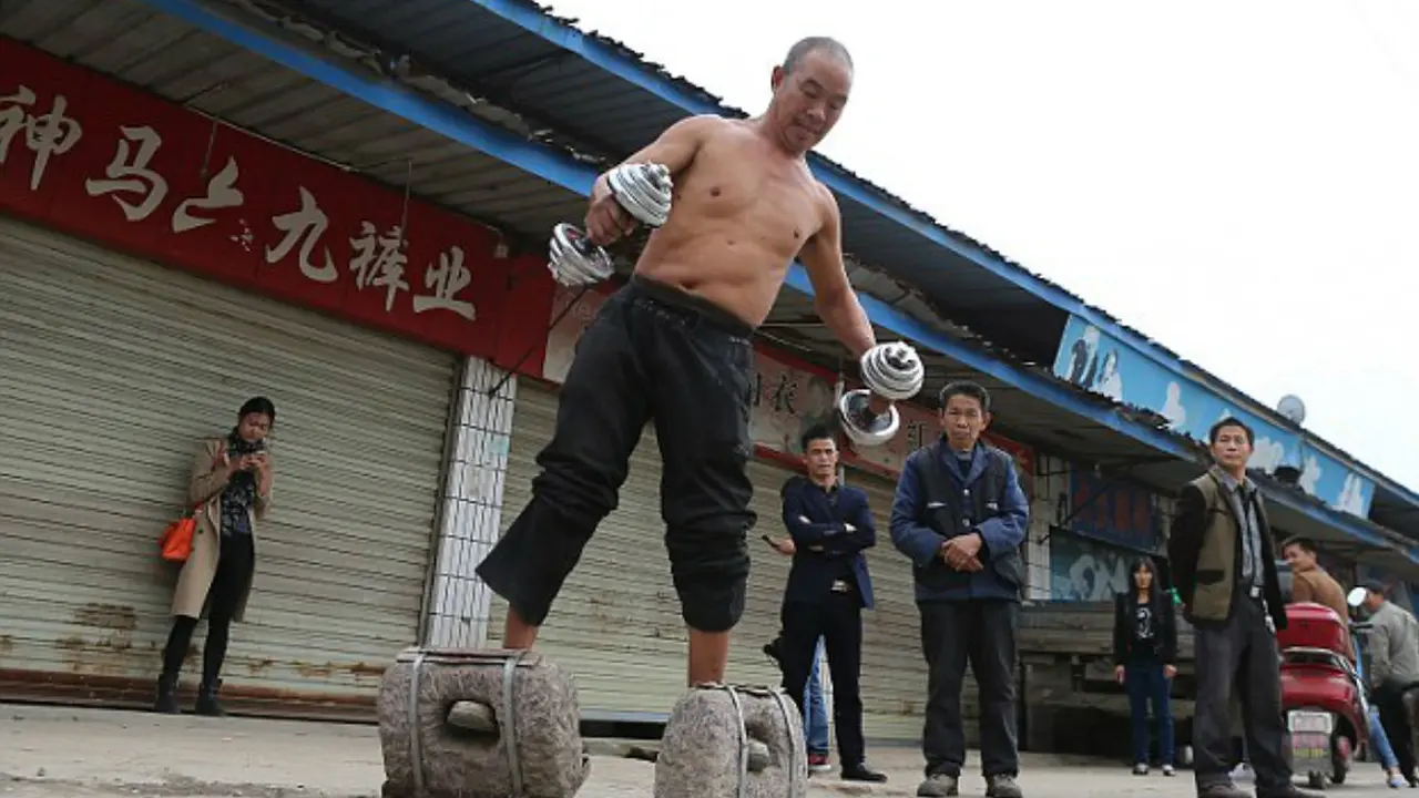 Kakek Olahraga Ekstrem Pakai Sepatu Batu 70 Kg