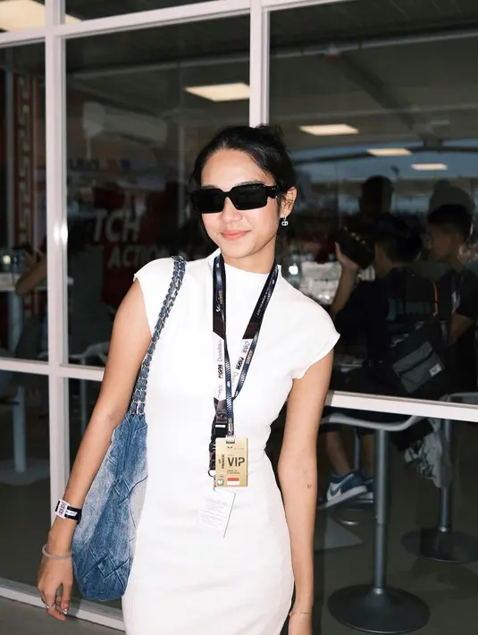 Istri Pratama Arhan, Azizah Salsha tampil menawan mengenakan bodycon dress warna putih yang dipadukan denim sling bag. [@azizahsalsha_]