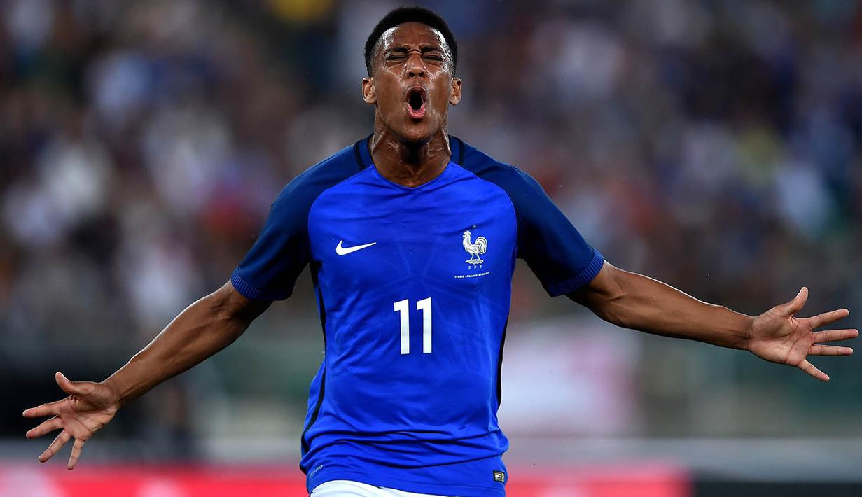 Penyerang Prancis, Anthony Martial, merayakan gol yang dicetaknya ke gawang Italia. Pemain MU ini mencetak gol pada menit ke-17 melalui umpan Paul Pogba. (AFP/Aberto Pizzoli) 