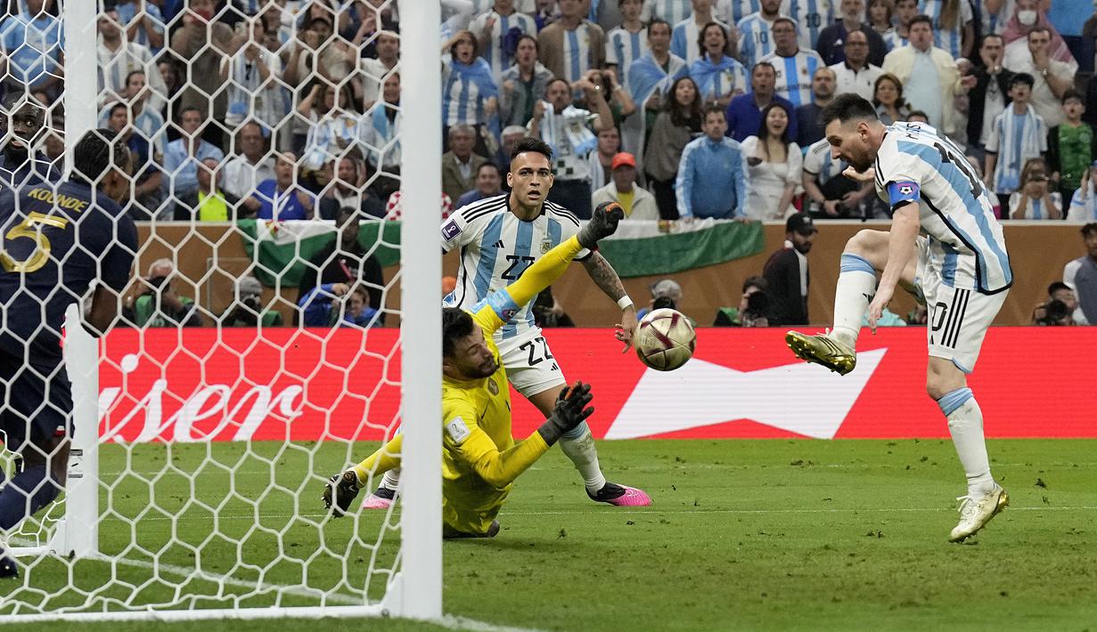 Pada partai final menghadapi Prancis (18/12/2022), Lionel Messi mencetak 2 gol. Gol pertamanya yang lagi-lagi dicetak lewat eksekusi penalti terjadi di waktu normal yang sempat membuat Argentina memimpin 1-0. Sementara gol keduanya dicetak di masa perpanjangan waktu yang membuat Tim Tango sempat memimipin 3-2. (AP Photo/Martin Meissner)