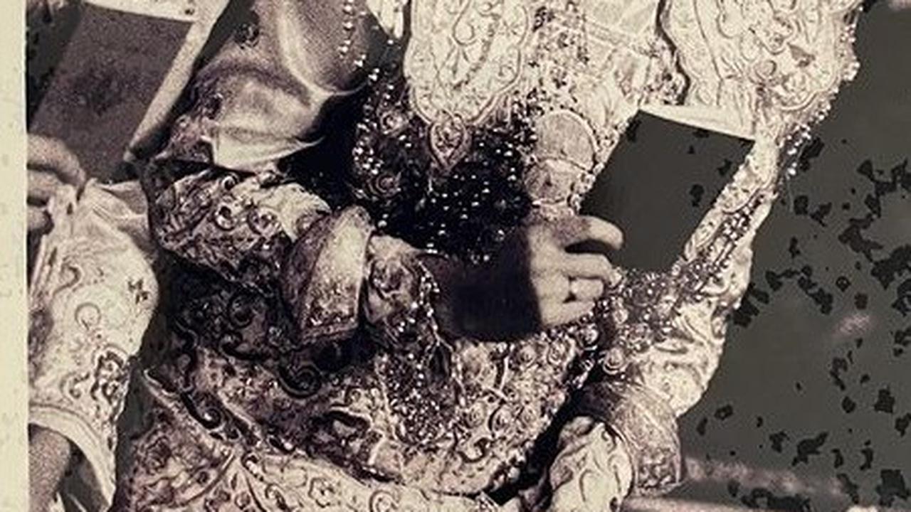 Meski suntiang yang terpasang di kepalanya memiliki ukuran yang sangat besar dan berat, Ersa tetap terlihat cantik. Ia bahkan tampak sangat nyaman menggunakan busana Minangkabau.