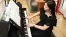 Seorang wanita memainkan piano di lounge kereta api mewah "Train Suite Shiki-Shima" di Tokyo, Jepang, 16 Maret 2017. Pelanggan bisa memilih jenis perjalanan yang diinginkan, dengan paket dan rute yang berbeda-beda di setiap musimnya. (str/JIJI PRESS/AFP)