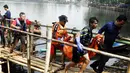 Tim penyelamat mengangkat jenazah salah satu korban perahu tenggelam di Setu Cikaret, Cibinong, Bogor, Jabar, (4/8/2014). (ANTARA FOTO/Jafkhairi)