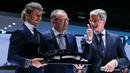 Presiden dan CEO Lamborghini, Stephan Winkelmann (kiri) menerima hadiah dari Rupert Stadler (kanan) saat International Motor Show di Jenewa , Swiss, 1 Maret 2016.Pihak Lamborghini mengatakan hanya memproduksi sebanyak 20 unit.( REUTERS / Denis Balibouse)