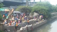Tanggul Kali Sunter yang Jebol Baru Ditambal Karung Pasir
