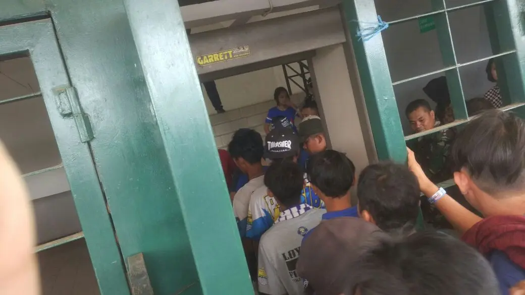 Bobotoh harus melewati metal detector untuk masuk Gelora Bandung Lautan Api pada laga pembuka Piala Presiden 2018.  (Liputan6.com/Kukuh Saokani)