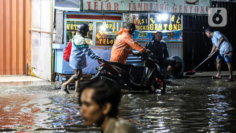 Banjir Akibat Hujan Lebat Genangi Jalan Ciracas Raya