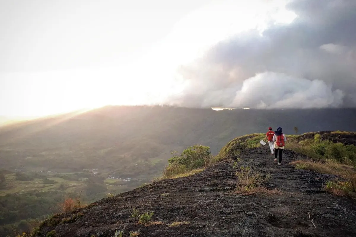 Kabut dingin dan matahari terbit yang hangat di Bukti Maddinra (Fauzan/Liputan6.com)