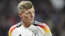 Pemain Jerman, Toni Kroos, saat melawan Prancis pada laga persahabatan di Stadion Groupama, Minggu (24/3/2024). jerman menang dengan skor 2-0. (AP Photo/Laurent Cipriani)