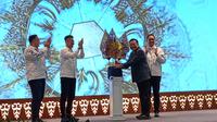 Ketua Umum DPN PERADI Otto Hasibuan menancapkan tokoh Punakawan Semar saat membuka pendidikan advokat muda ‘Leadership Development Program 2025-Batch I’, di Sleman, Senin (9/6/2025). (Kukuh Setyono)