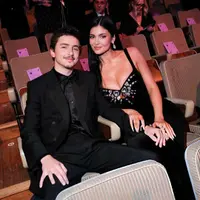 Meski tidak berjalan di red carpet utama bersama, Kylie tampak menyusul sang kekasih setelah acara dimulai, tampil memukau dalam balutan gaun vintage rancangan Thierry Mugler yang langsung mencuri perhatian publik. [@kyliesbae].