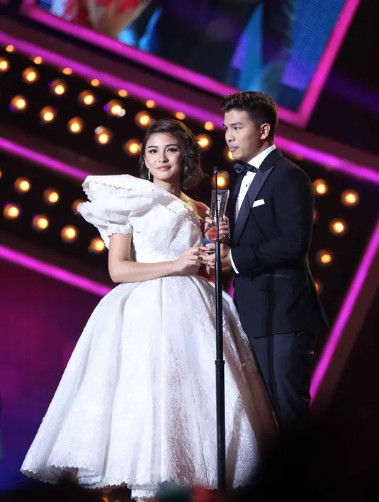 Pasangan pengatin baru ini baru saja dinobatkan sebagai pernikahan paling fenomenal versi Infotainment Awards 2016. (Nurwahyunan/Bintang.com)