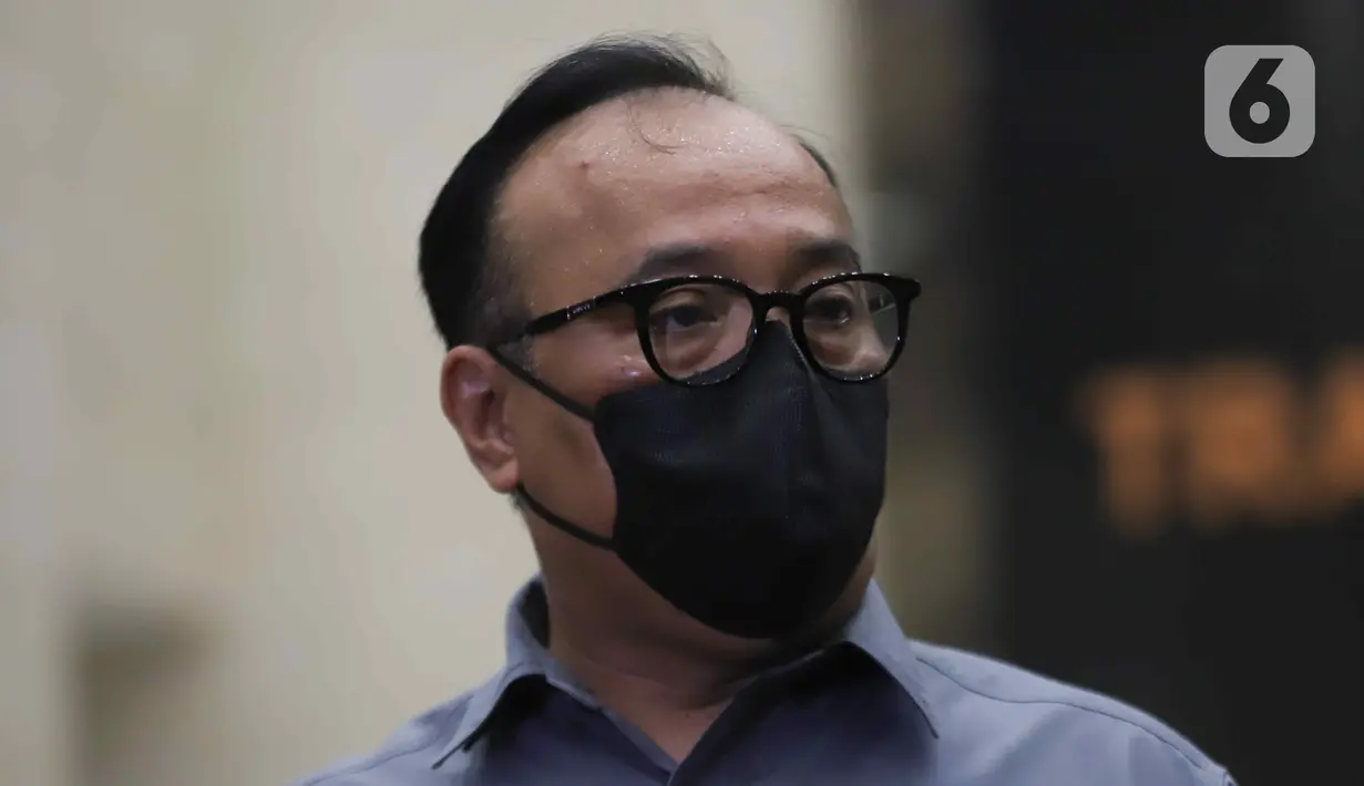 Kadiv Humas Polri Irjen Dedi Prasetyo memberikan keterangan terkait kabar penangkapan dan penahanan terhadap Irjen Ferdy Sambo di Mabes Polri, Jakarta Selatan, Sabtu (6/8/2022). Dedi Prasetyomenyatakan bahwa Irjen Ferdy Sambo kini ditahan di Mako Brimob Polri, Kelapa Dua, Depok. Namun tidak merinci sampai kapan penahanan tersebut dilakukan. (Liputan6.com/Herman Zakharia)