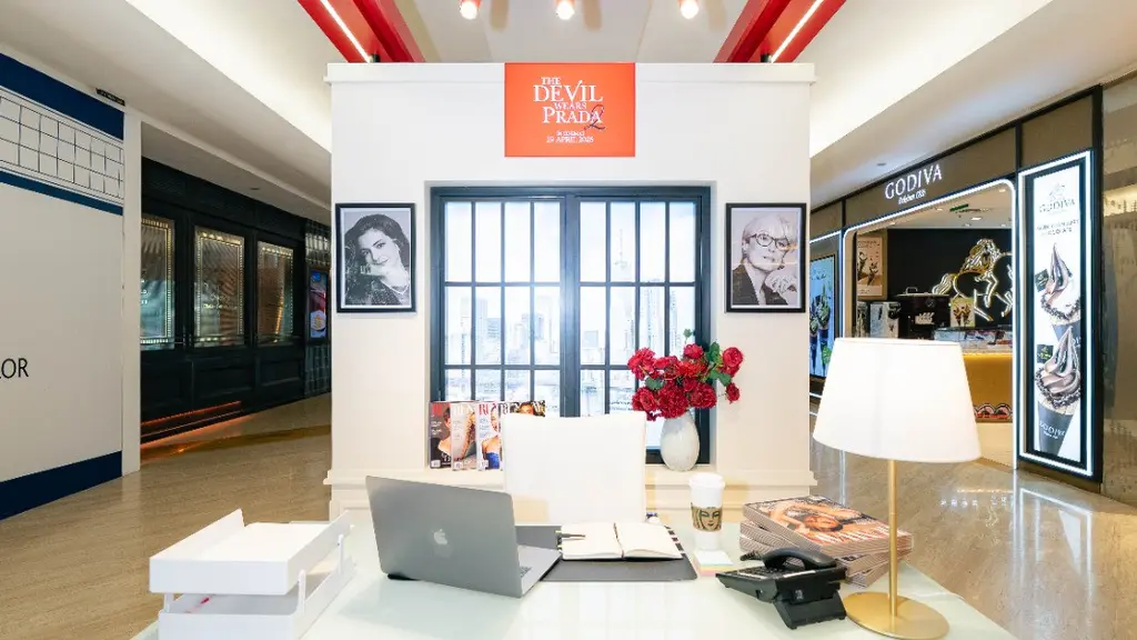 Menjelang penayangan film The Devil Wears Prada 2, atmosfer dunia fashion yang glamor dan penuh drama kini bisa dirasakan langsung di Jakarta. [Dok/20th Century Studios Indonesia].