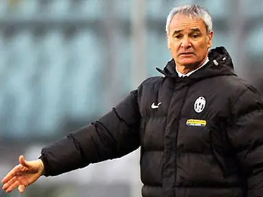 Juventus coach Claudio Ranieri gestures during his team's Italian Serie A match against Siena on January 11, 2008 at Olympic Stadium in Turin. Juventus defeated Siena 1-0. AFP PHOTO/GIUSEPPE CACACE
