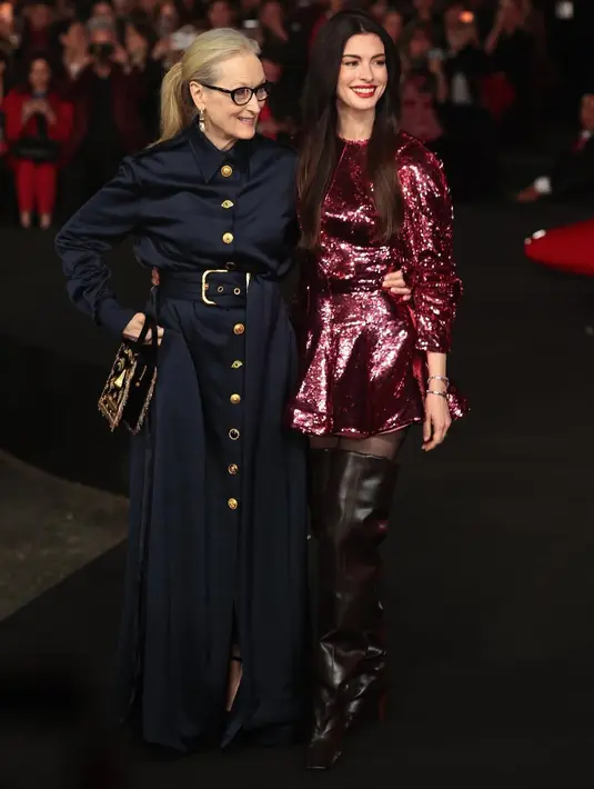 Ia juga terlihat begitu memikat dengan lipstik bold yang memuat tampilannya begitu stunning. [Foto: Anne Hathaway]