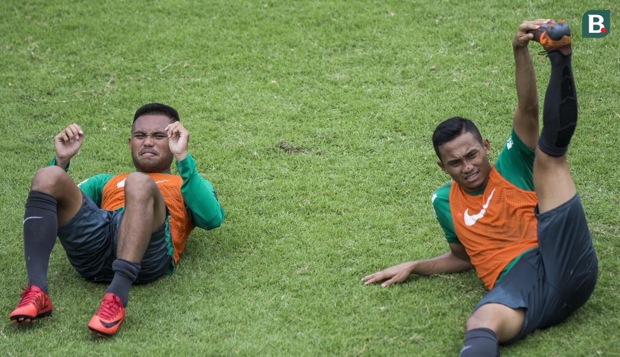 Pemain Timnas Indonesia, Ricky Fajrin dan Saddil Ramdani, melakukan pendinginan saat latihan di Lapangan ABC Senayan, Senin (19/2/2018). Latihan ini merupakan persiapan jelang Asian Games 2018. (Bola.com/Vitalis Yogi Trisna)