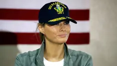 Ibu Negara AS, Melania Trump mendampingi sang suami yang juga Presiden AS, Donald Trump saat menyambangi lokasi bencana Badai Maria di Puerto Rico, Selasa (3/10). Namun sayang, pilihan busana Melania kembali menuai kritik. (AP Photo/Evan Vucci)