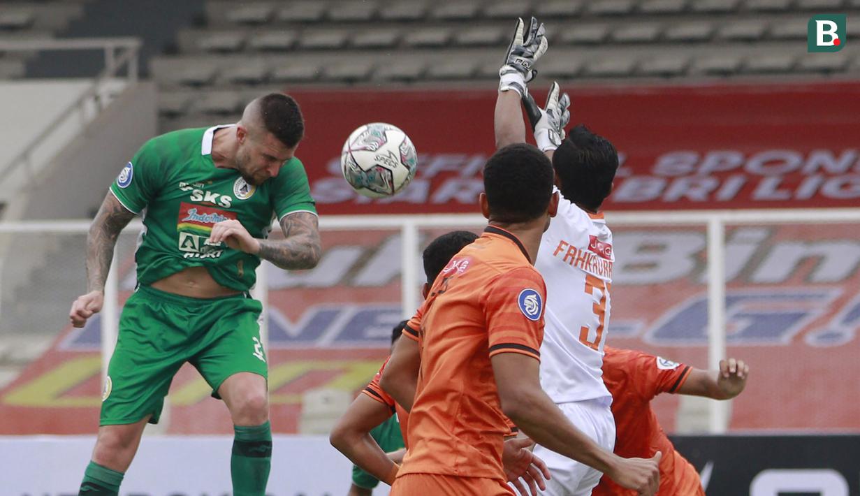 Pemain PSS Sleman, Aaron Evans (kiri) menyundul bola saat melawan Persiraja Banda Aceh dalam laga pekan kedua BRI Liga 1 2021/2022 di Stadion Madya, Jakarta, Sabtu (11/9/2021). PSS Sleman kalah 2-3. (Foto: Bola.Com/M. Iqbal Ichsan)