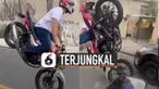 Motor yang dinaikinya terpental maju dan pria itu terjungkal.