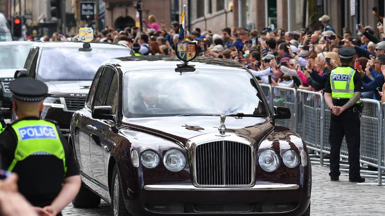 Antusiasme rakyat Skotlandia tampak begitu besar saat melihat iring-iringan Raja Inggris Charles III dan Ratu Camilla kembali ke Istana Holyroodhouse di State Bentley setelah menghadiri acara Layanan Nasional Thanksgiving dan Dedikasi, di Edinburgh.