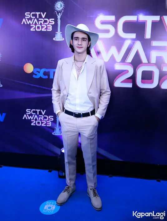 Emiliano Cortizo pemeran dalam sinetron Dari Jendela SMP tampil gagah bak koboi dengan topi kerennya di atas blue carpet SCTV Awards 2023.  [Foto: Bayu Herdianto/KapanLagi.com]
