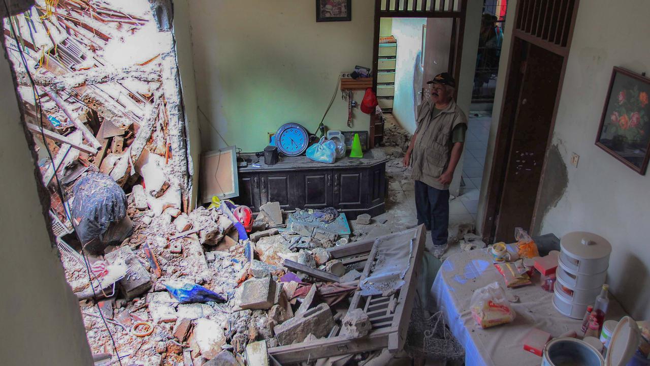 FOTO: Ledakan Misterius Guncang Pondok Cabe Ilir, 13 Rumah Rusak dan 7 Warga Luka