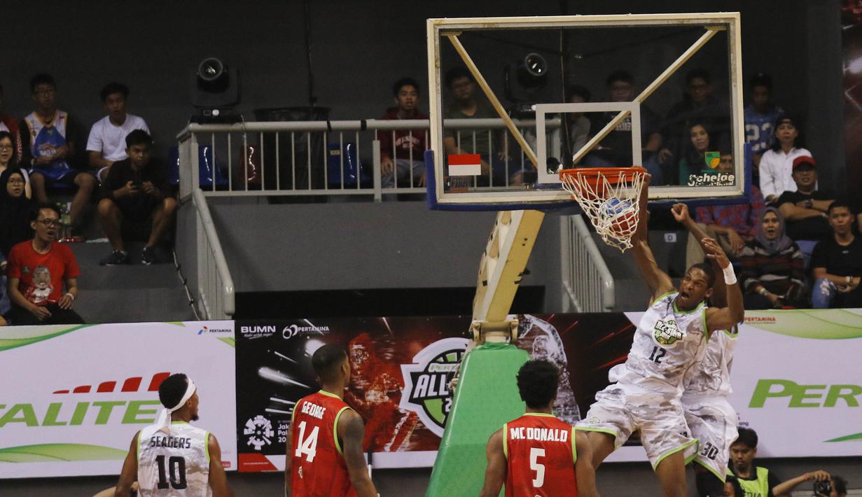 Pebasket Pelita Jaya, Chester Giles, memasukan bola saat laga IBL All Star di Britama Arena, Jakarta, Minggu (7/1/2018). Dirinya menjadi MVP IBL All Star setelah menorehkan 40 poin dan 10 rebound. (Bola.com/M Iqbal Ichsan)