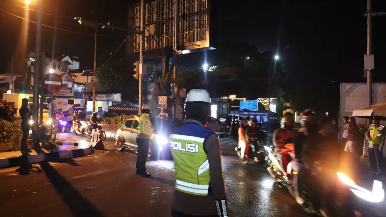 Personel polisi bertugas mengamankan arus mudik dan balik Lebaran Idul Fitri 2023.
