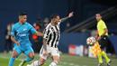 Gelandang Juventus, Federico Bernardeschi  berusaha mengontrol bola dari kawalan pemain Zenit St. Petersburg, Douglas Santos pada pertandingan Grup H Liga Champions di Gazprom Arena di St.Petersburg, Rusia, Kamis (21/10/2021). Juventus menang atas Zenit St. Petersburg 1-0. (AP Photo/Dmitry Lovetsky)
