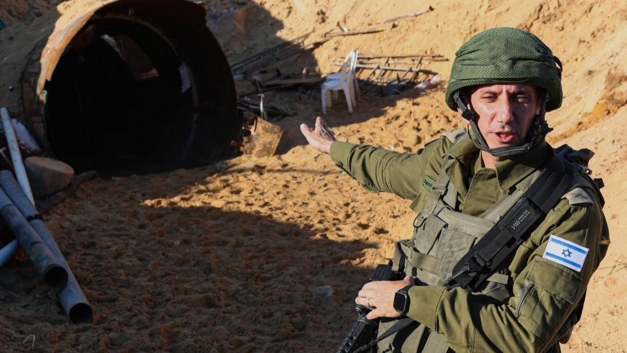 Juru bicara militer Israel, Daniel Hagari menunjukkan pintu masuk terowongan yang dilaporkan digunakan Hamas untuk menyerang Israel melalui penyeberangan perbatasan Erez.