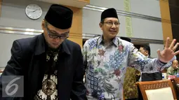 Menteri Agama Lukman Hakim Saifuddin (kanan) mengikuti rapat kerja dengan Komisi VIII DPR di Kompleks Parlemen, Jakarta, Rabu (9/9/2015). Rapat itu membahas Rencana Kerja & Anggaran Kementerian Lembaga (RKAKL) Kemenag Tahun 2016.(Liputan6.com/Johan Tallo)