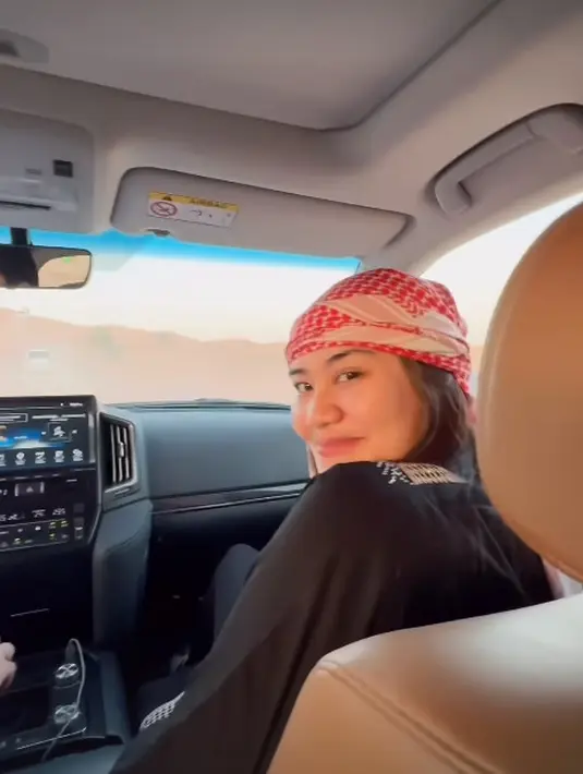 Aaliyah Massaid pun menjajal Safari Dessert yang memang terkenal di Dubai [@aaliyah.massaid]