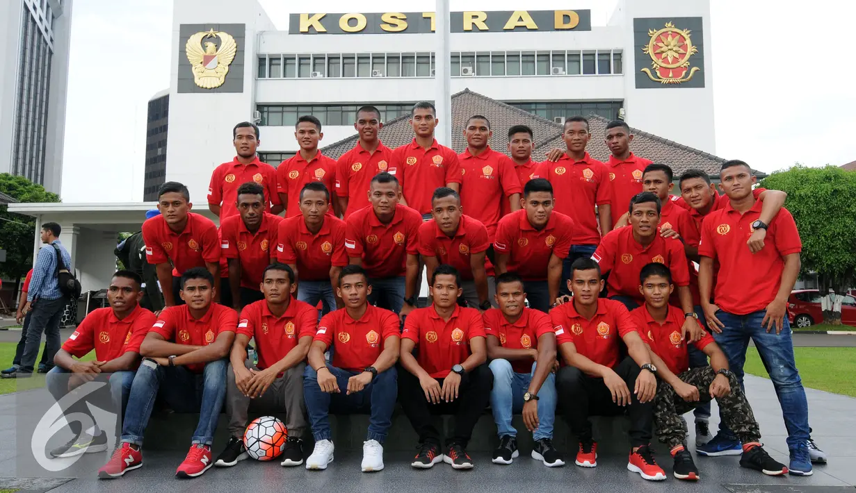 Presdir PS TNI, Letjen TNI Edy Rahmayadi (keempat kiri bawah) berfoto bersama tim PS TNI usai peluncuran di Makostrad, Jakarta, Selasa (19/4/2016). PS TNI menyatakan kesiapan mengarungi Torabika Soccer Championship 2016. (Liputan6.com/Helmi Fithriansyah)