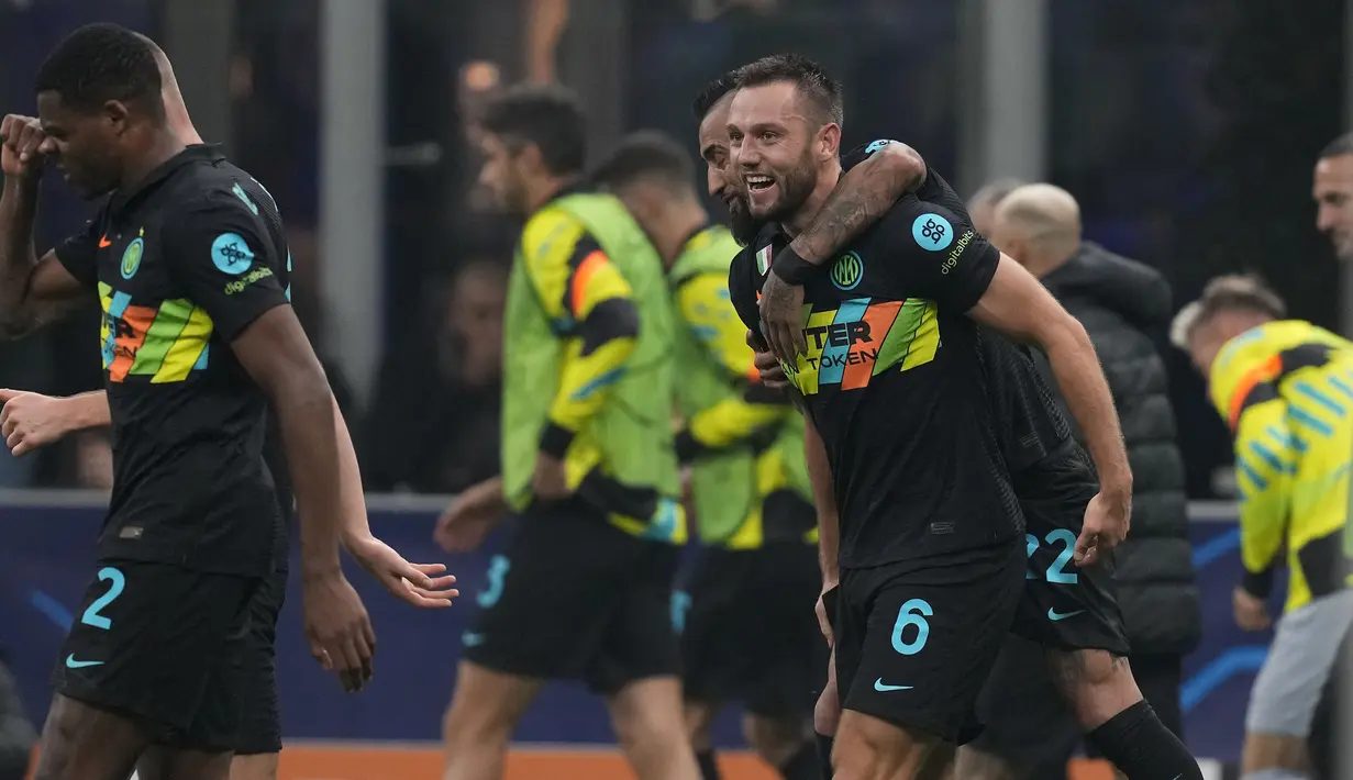 Nerazzurri akhirnya memantapkan kemenangan 3-1 lewat gol yang dibuat oleh Stefan de Vrij (tengah) pada menit ke-67. Hasil tersebut membawa Inter Milan menduduki peringkat ketiga sedangkan Sheriff Tiraspol masih menjadi pemuncak klasemen Grup D. (AP/Antonio Calanni)