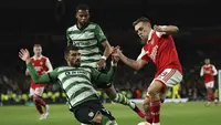 Pemain Arsenal, Leandro Trossard dikepung dua penggawa Sporting CP pada leg kedua babak 16 besar Liga Europa 2022/2023 di Stadion Emirates, Jumat (17/3/2023) dini hari WIB. (AP Photo/Ian Walton)
