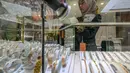 Penurunan ini terjadi setelah sebelumnya pada Minggu (13/4/2025) mencetak rekor hampir Rp2 juta per gram. (BAY ISMOYO/AFP)