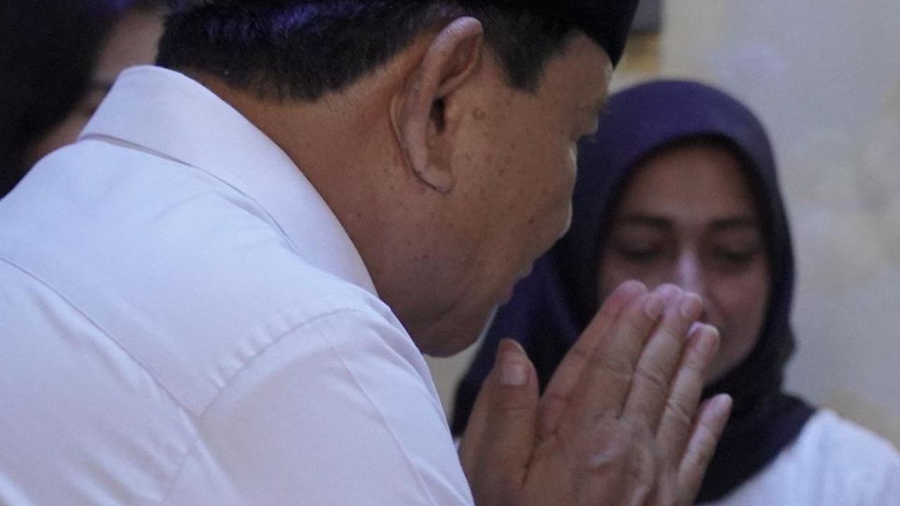 Kunjungi Keluarga Prajurit Korban Pesawat Super Tucano, Prabowo: Kalau Ada Apa-Apa Hubungi Saya