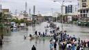Warga menaiki perahu untuk pindah ketempat yang lebih aman akibat banjir besar di Chennai, India, (2/11/2015). Curah hujan terparah dari satu abad telah menyebabkan banjir besar di seluruh bagian India selatan. (REUTERS/Stringer)
