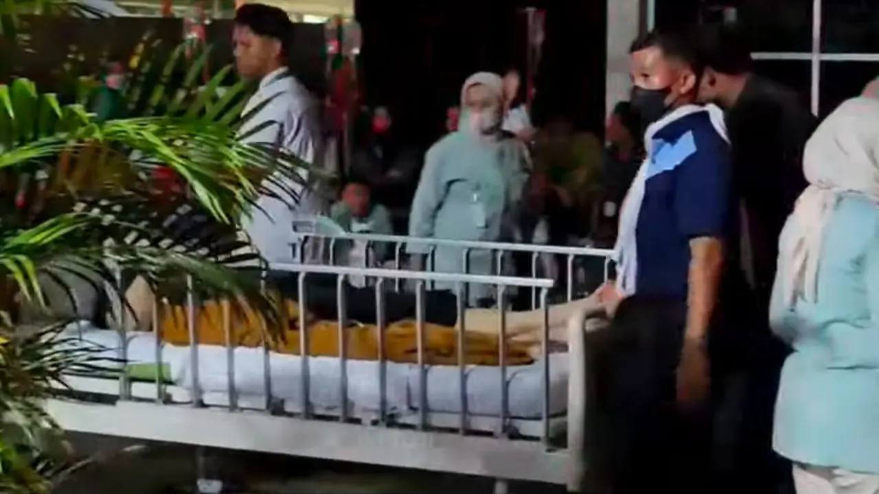 Petugas RS Hermina mengevakuasi sejumlah pasien usai terjadi kebakaran di RS Hermina Jatinegara. (Istimewa)