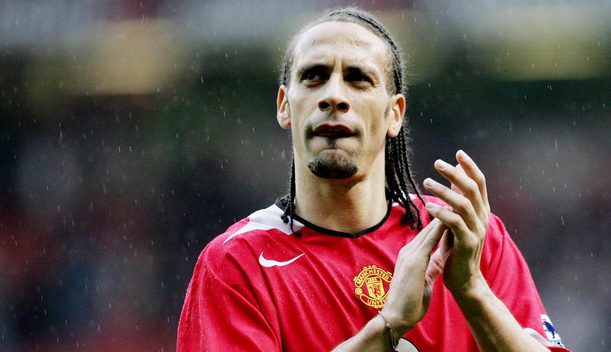 3. Rio Ferdinand – Pria asal Inggris ini adalah salah satu palang pintu yang membuat pertahanan Setan Merah sulit ditembus. Bersama Manchester United ia telah menorehkan banyak gelar mulai dari Liga Inggris hingga Liga Champions. (AFP/Paul Ellis)