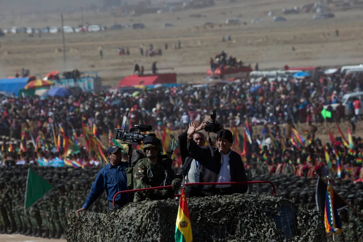 Peringati Hari Tentara, Bolivia Gelar Pawai Militer di Tengah Gurun