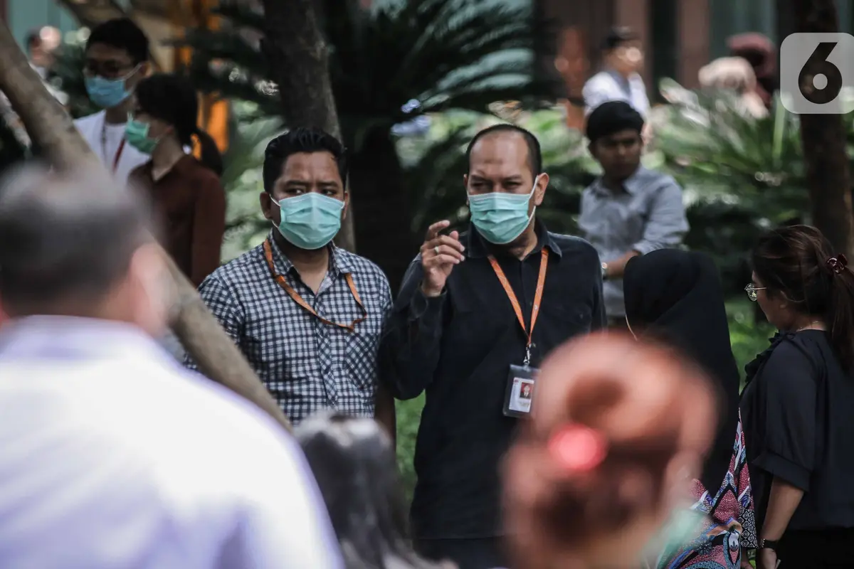 2 Orang di Indonesia Positif Virus Corona, Para Pekerja Banyak Kenakan Masker