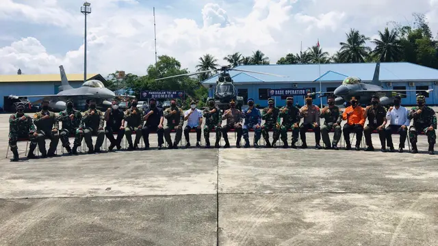 Para penerbang pesawat tempur TNI AU di Pangkalan TNI AU di Balikpapan Kaltim.
