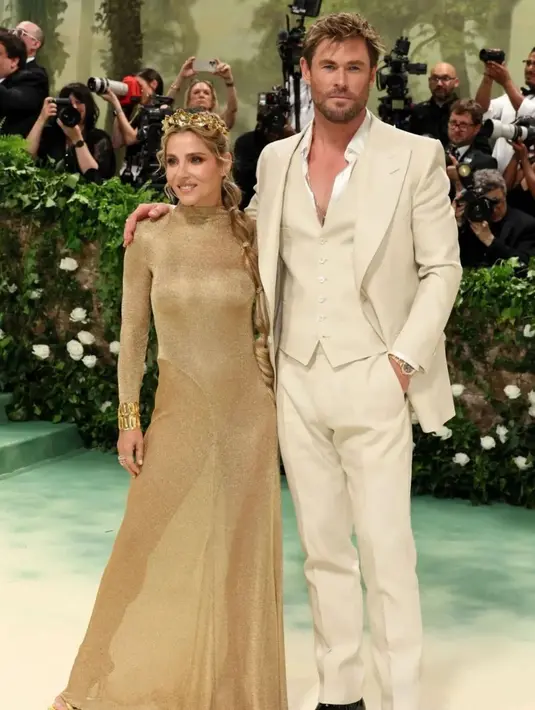 Kenakan busana dari Tom Ford, Chris Hemsworth dan Elsa Pataky terlihat serasi. Chris tampil gagah dengan setelan jas nude sambil pamer dada. Sedangkan Elsa Pataky tak ragu tunjukkan body goals dengan Shaped Shimmer Dress berwarna gold. [@tomford]