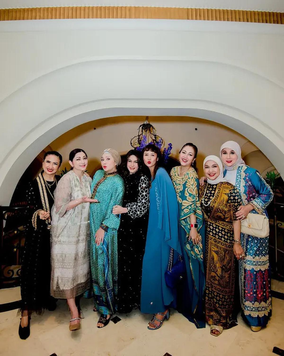 6 Potret Ultah Diana Pungky Bareng Artis Lawas Digelar Intimate, Tak Menua di Usia 51 Tahun