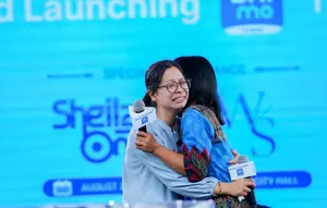 Anak dan Ibu Memecah Tabungan Rindu setelah 10 Tahun Tak Bertemu