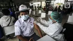 Seorang pelajar menjalani vaksinasi COVID-19 gratis di Stasiun MRT, Jakarta, Jumat (23/7/2021). Penyuntikan vaksin COVID-19 dosis pertama tersebut berlangsung pada 22-24 Juli 2021. (Liputan6.com/Johan Tallo)