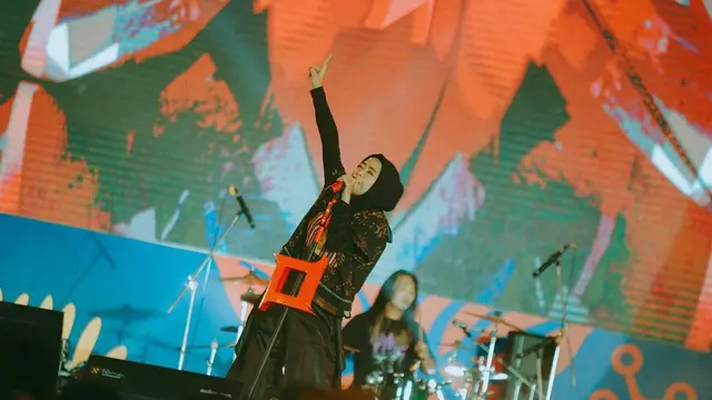 Tantri Kotak tetap mengajak para penggemarnya untuk bernyanyi bersama di saat musibah menimpa keluarganya. (Foto: Instagram/@tantrisyahlindri)